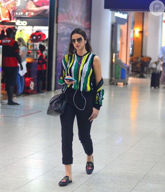 Bruna Marquezine foi fotografada em aeroporto usando bolsa de R$ 6 mil