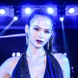 Bruna Marquezine usou vestido Versace no evento