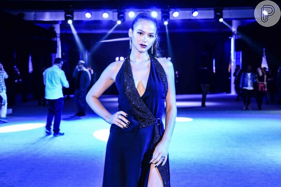 Bruna Marquezine usou vestido Versace no evento