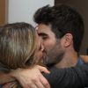 Juliana Paiva e o namorado, Juliano Laham, trocaram beijos na noite desta terça-feira, 30 de maio de 2017