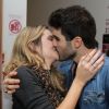 Juliana Paiva e o namorado, Juliano Laham, trocaram beijos na pré-estreia da peça 'E o Vento Vai Levando Tudo Embora', na noite desta terça-feira, 30 de maio de 2017