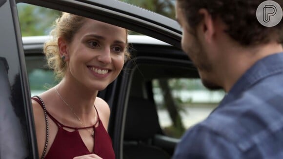 Ivana (Carol Duarte) decide viajar com Claudio (Gabriel Stauffer) para Angra após passagem de tempo em 'A Força do Querer'