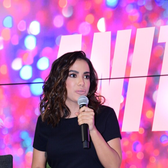 'Gravamos semana passada em Nova York. A decisão de gravar e lançar em curto tempo foi justamente para evitar vazamentos de imagens', avaliou Anitta sobre clipe