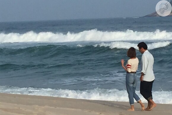 Maria (Carla Salle) e Toni (Marcos Palmeira) terão cenas românticas na praia