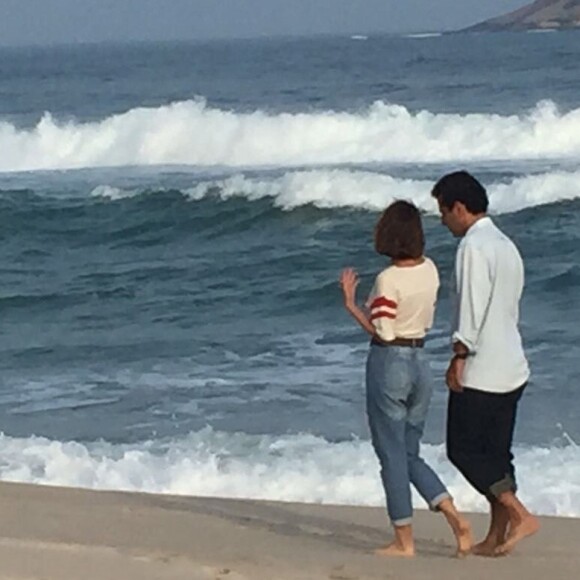 Maria (Carla Salle) e Toni (Marcos Palmeira) terão cenas românticas na praia