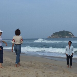 Carla Salle e Marcos Palmeira são dirigidos por Isabela Teixeira durante gravação na praia 