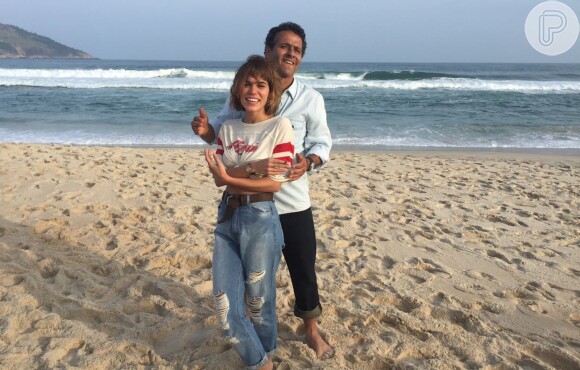 Toni (Marcos Palmeira) reencontra o amor com Maria (Carla Salle) se beijam em gravação de 'Os Dias Eram Assim'