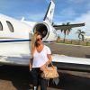 Andressa Suita, mulher de Gusttavo Lima, posou em frente ao avião do cantor