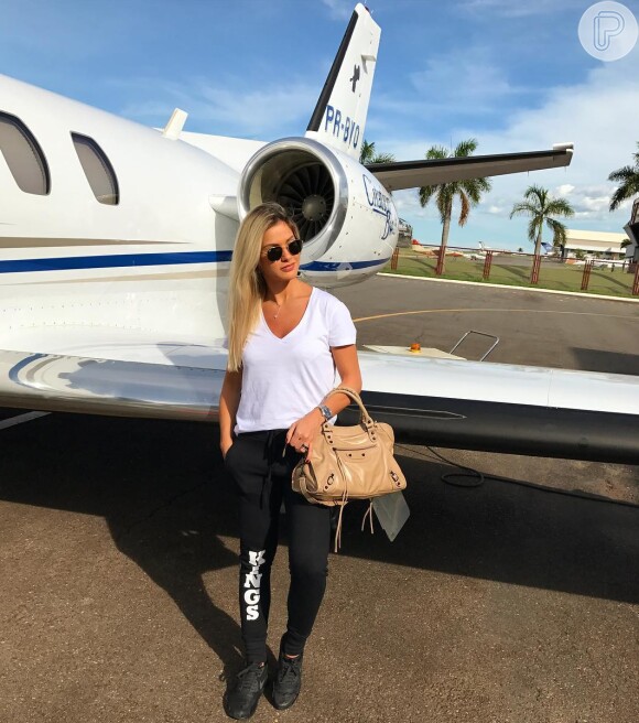 Andressa Suita, mulher de Gusttavo Lima, posou em frente ao avião do cantor