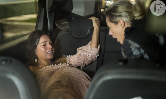 Jeiza (Paolla Oliveira) fez o parto de Ritinha (Isis Valverde) em meio de tiroteio em 'A Força do Querer'