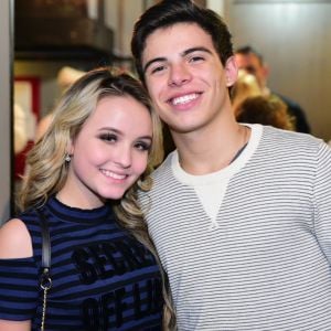 Larissa Manoela foi com Thomaz Costa ao show de Kiara Sasso no Theatro Net, em São Paulo, na última quarta-feira, 31 de maio de 2017