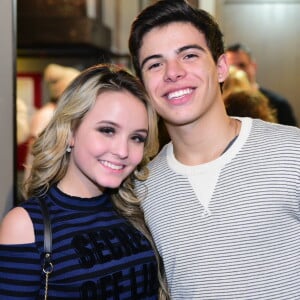 Larissa Manoela e Thomaz Costa posaram juntos para os fotógrafos no show de Kiara Sasso