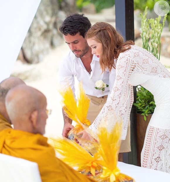 Marina Ruy Barbosa exibiu um clique inédito de sua cerimônia budista com Xandinho Negrão, na Tailândia, em seu Instagram
