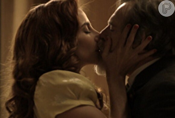 Dália (Tania Khalill) e Ernest (José de Abreu) tem sua primeira noite de amor, em 'Joia Rara', em 19 de março de 2014
