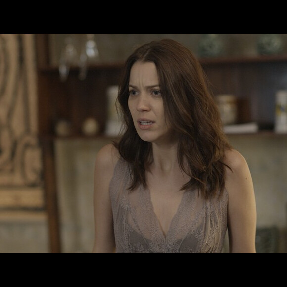 Alex (Caio Paduan) manda mensagem para Júlia (Nathalia Dill) se passando por Samira (Julia Konrad) e ela cai na armadilha, na novela 'Rock Story'