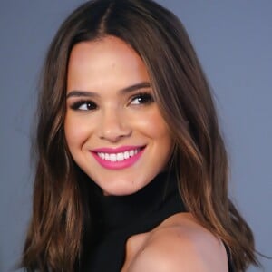 A atriz Bruna Marquezine falou sobre sua rotina de beleza