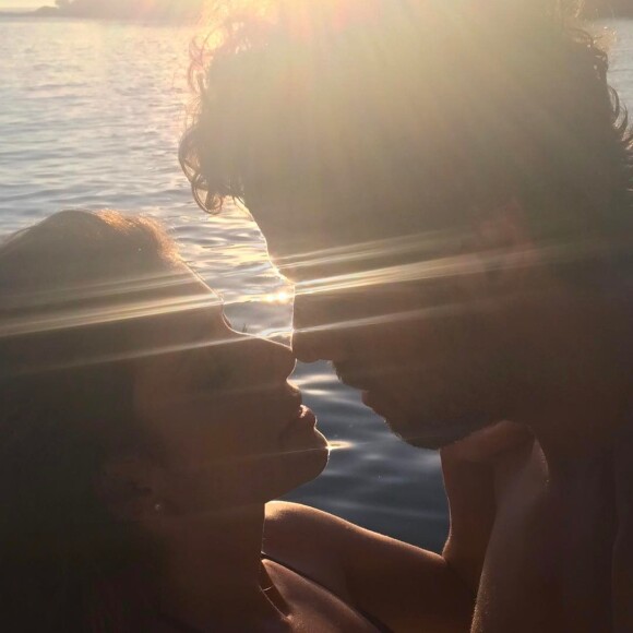 'Assim como não podemos conter o vento, você chegou. Bem-vindo ao meu coração, honey!', escreveu Paula Fernandes para Thiago Arancam no Instagram