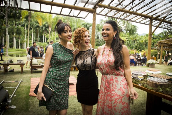 Edith (Viviane Araújo) apoia a decisão de Vanessa (Lorena Comparato) e Bianca (Mariana Vaz) morarem juntas, no último capítulo da novela 'Rock Story'