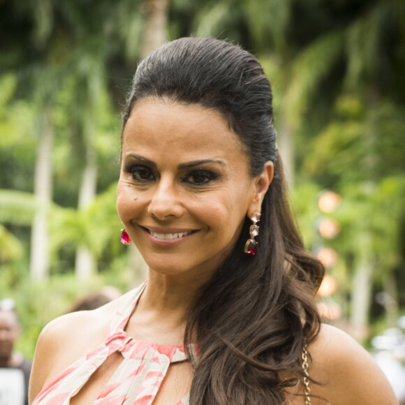 Edith (Viviane Araújo) aparece com a família aprovando a união de Vanessa (Lorena Comparato) e Bianca (Mariana Vaz), no último capítulo da novela 'Rock Story'