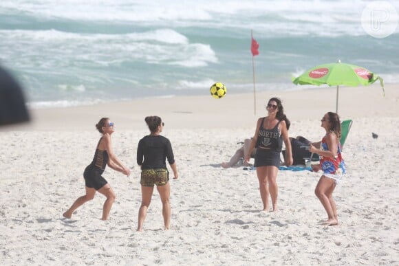 Fernanda de Freitas está sempre praticando atividades físicas nas praias do Rio de Janeiro