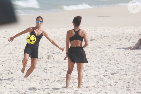 Fernanda de Freitas curte praia com amigas, joga altinha e mostra habilidade no esporte na Barra da Tijuca, Zona Oeste do Rio de Janeiro