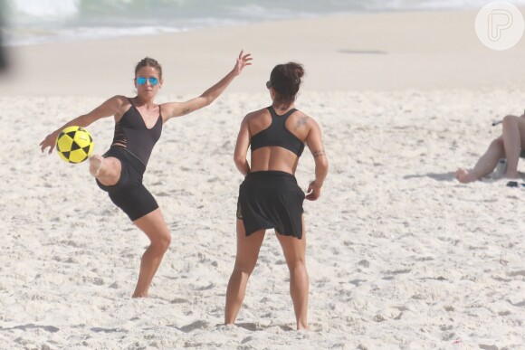Fernanda de Freitas curte praia com amigas, joga altinha e mostra habilidade no esporte na Barra da Tijuca, Zona Oeste do Rio de Janeiro