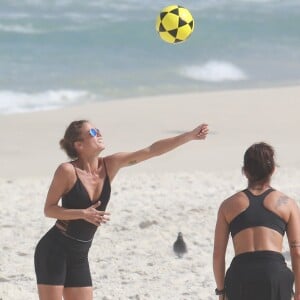 Fernanda de Freitas curte praia com amigas, joga altinha e mostra habilidade no esporte na Barra da Tijuca, Zona Oeste do Rio de Janeiro