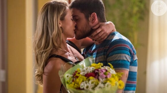 Zeca (Marco Pigossi) e Jeíza (Paolla Oliveira) se beijam no capítulo de segunda-feira, 12 de junho de 2017, da novela 'A Força do Querer'
