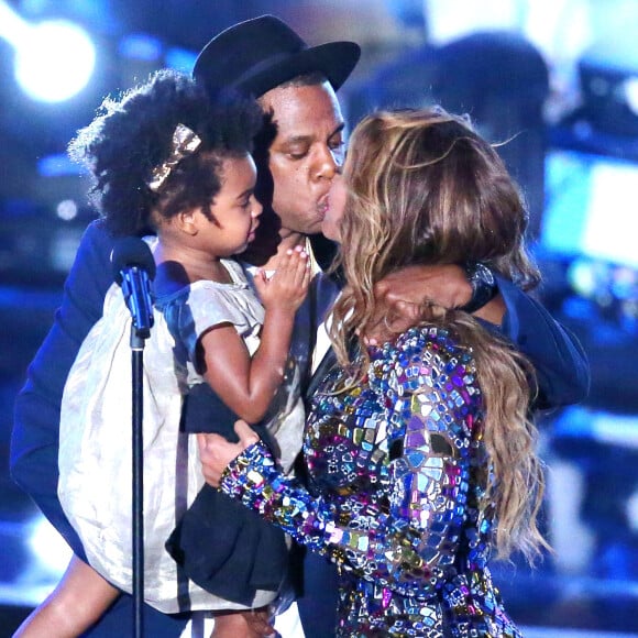 Beyoncê sempre gostou de ter sua família por perto e na imagem, é paparicada pelo marido e a filha depois de uma apresentação