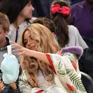 Na reta final da gravidez, Beyoncé foi clicada com a família vendo um jogo de basquete