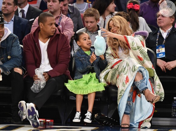 Na reta final da gravidez, Beyoncé foi clicada com a família vendo um jogo de basquete