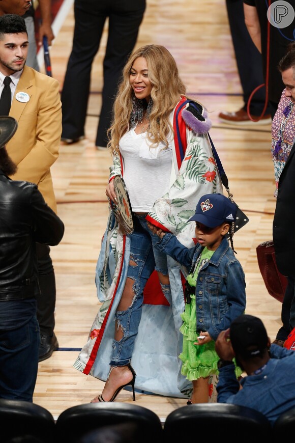 Beyoncé, mesmo com o barrigão, curtia passear com a filha e ver jogos de basquete