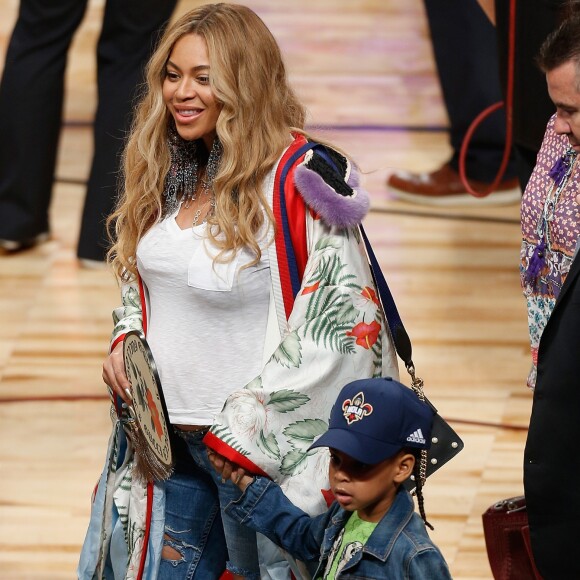 Beyoncé, mesmo com o barrigão, curtia passear com a filha e ver jogos de basquete