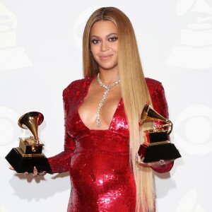 Mesmo durante a gravidez, Beyoncé não abriu mão dos looks justinhos e com decote