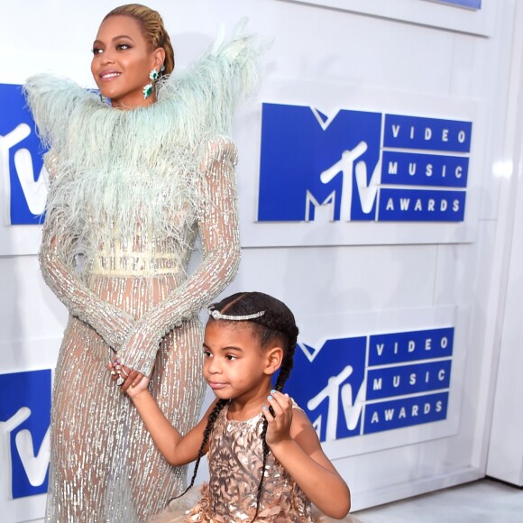 Na reta final da gravidez, Beyoncê posou com a filha Blue Ivy no colo