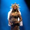 Na foto, Beyoncé, grávida de gêmeos, durante apresentação no palco do Grammy, em fevereiro de 2017