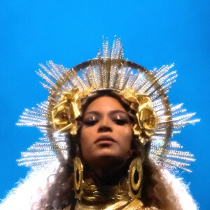 Na foto, Beyoncé, grávida de gêmeos, durante apresentação no palco do Grammy, em fevereiro de 2017