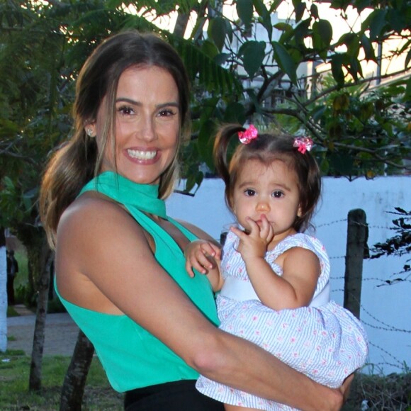 Deborah Secco se derreteu para a filha, Maria Flor: 'Descobri que torço para você ver felicidade em cada pequeno momento da vida'