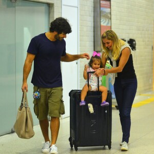 Deborah Secco e o marido, Hugo Moura, são pais da pequena Maria Flor, de 1 ano