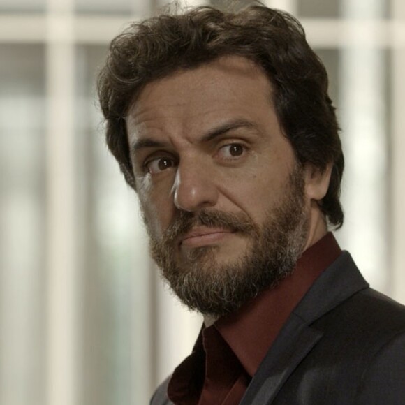 Caio (Rodrigo Lombardi) diz a Bibi (Juliana Paes) que sobre Rubinho (Emílio Dantas) ele vê depois, mas queria saber se ela estava a par ou não da tentativa de fuga, na novela 'A Força do Querer'