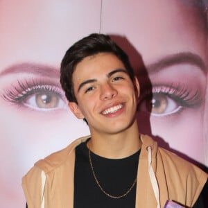 Thomaz Costa posa com novo livro de Larissa Manoela, 'O Mundo de Larissa Manoela'