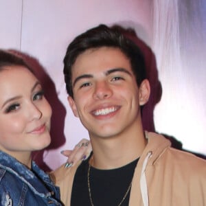 Larissa Manoela abraça Thomaz Costa ao lançar seu segundo livro em São Paulo