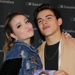 Larissa Manoela manda beijo em foto com Thomaz Costa