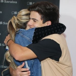 Larissa Manoela ganha abraço de Thomaz Costa em lançamento de livro em São Paulo nesta sexta-feira, dia 02 de junho de 2017