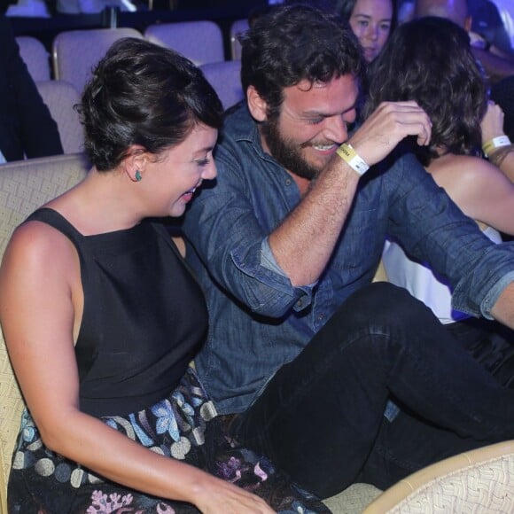 Emilio Dantas e Fabiula Nascimento tentam manter o clima do relacionamento sempre leve: 'Nos divertimos juntos. Existe uma parceria entre nós', diz o ator