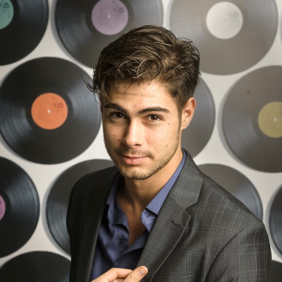 Rafael Vitti usou seu instagram para se despedir do personagem Leo Régis, da novela 'Rock Story': 'Hoje foi meu último dia de gravação e meu último dia dando vida a esse personagem tão humano que é o Léo. Sua marca? o topete, o sorriso, a reboladinha, o carinho com as fãs, o instinto de proteção com a familía, a humildade para aprender, ele é multi. Léo foi um personagem que nitidamente aprendeu e evoluiu como ser humano. E eu acabo aprendendo por tabela. Em Todo trabalho a gente acaba aprendendo muito,e esse não foi diferente. Me despeço do Léo e de RockStory extremamente feliz e agradecido! Rapei o topete, pronto, fim. Obrigado, Léozinho!'