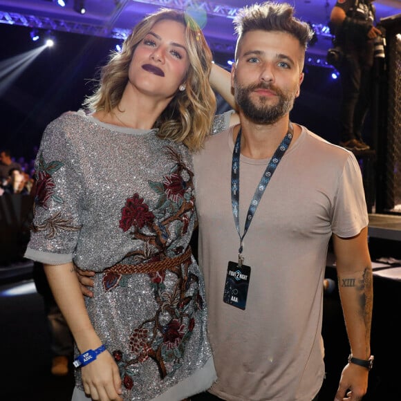 'Estou sempre com um pé atrás, e ele com os dois na frente. A gente se equilibra', garante Giovanna Ewbank sobre Bruno Gagliasso