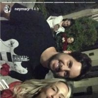 Neymar posa com Claudia Leitte e o marido da cantora durante viagem aos EUA