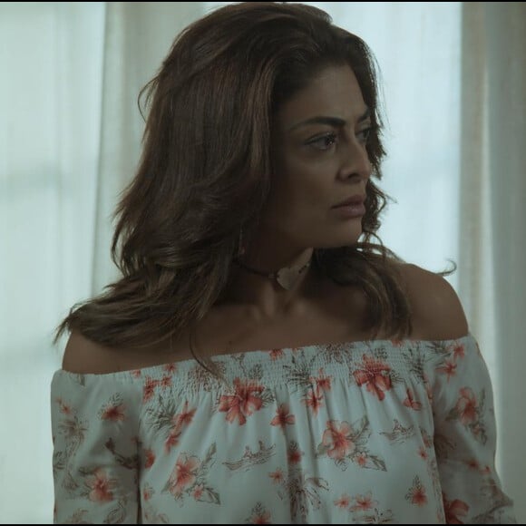 Bibi (Juliana Paes) larga a faculdade e passa a trabalhar muitas horas por dia, inclusive à noite, para ajudar Rubinho (Emílio Dantas) a comprar regalias na cadeia, na novela 'A Força do Querer'