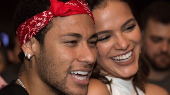 Neymar posta foto com Bruna Marquezine na web e fala de saudade: 'Vem logo'